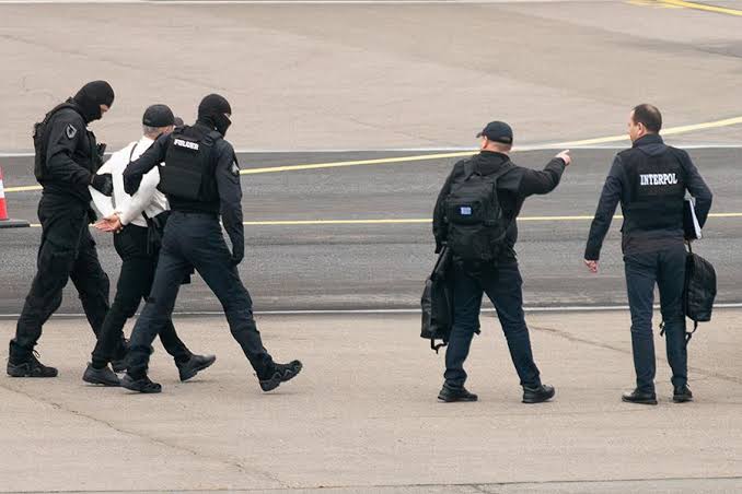 ВС РФ: после экстрадиции нельзя ужесточить обвинение без согласия выдавшего государства